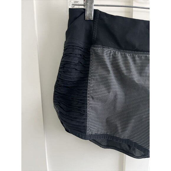 VGUC LULULEMON Run SHORTS SZ 6 Black GRAY SIDE RUCHING - Picture 3 of 15